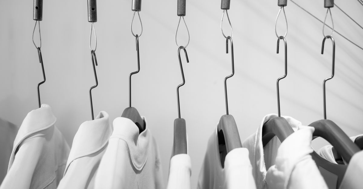 Prendas de ropa colgadas en una percha con etiquetas visibles